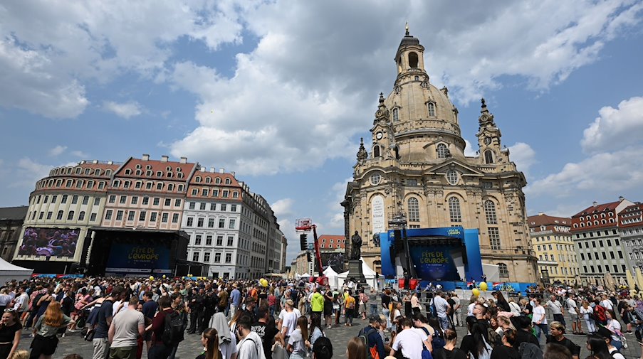 Teilnehmer des Europäischen Jugendfestes «Fête de L'Europe» vor der Frauenkirche. / Foto: Robert Michael/dpa