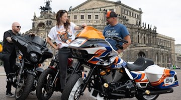 Participants in a press event stand by various Harley-Davidson motorcycles on Theaterplatz in front of the Semper Opera House. / Photo: Sebastian Kahnert/dpa