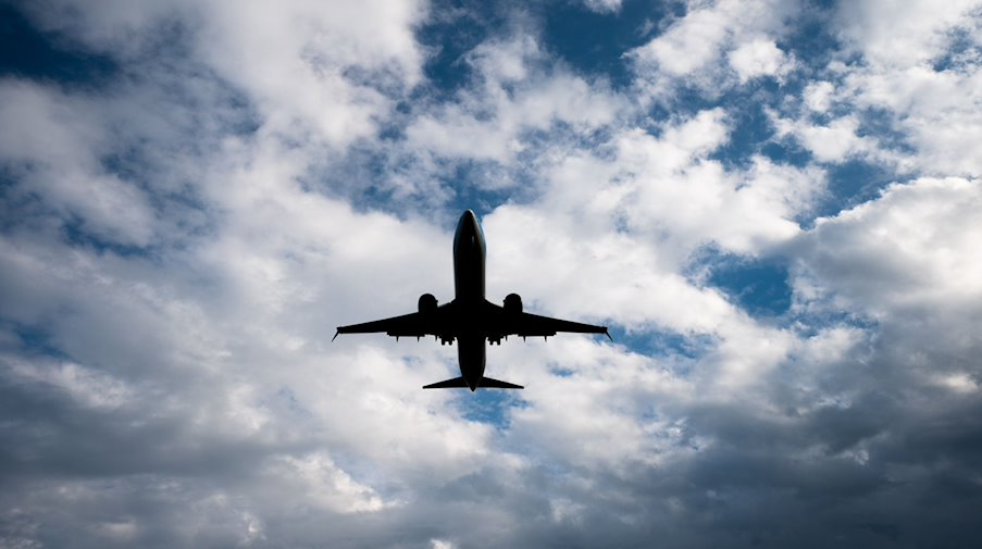 Ein Flugzeug setzt zum Landeanflug an. / Foto: Julian Stratenschulte/dpa/Symbolbild