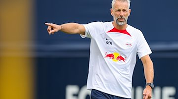 Leipzigs Trainer Marco Rose leitet die Trainingseinheit. Konkrete Saisonziele spricht er nicht aus. / Foto: Jan Woitas/dpa