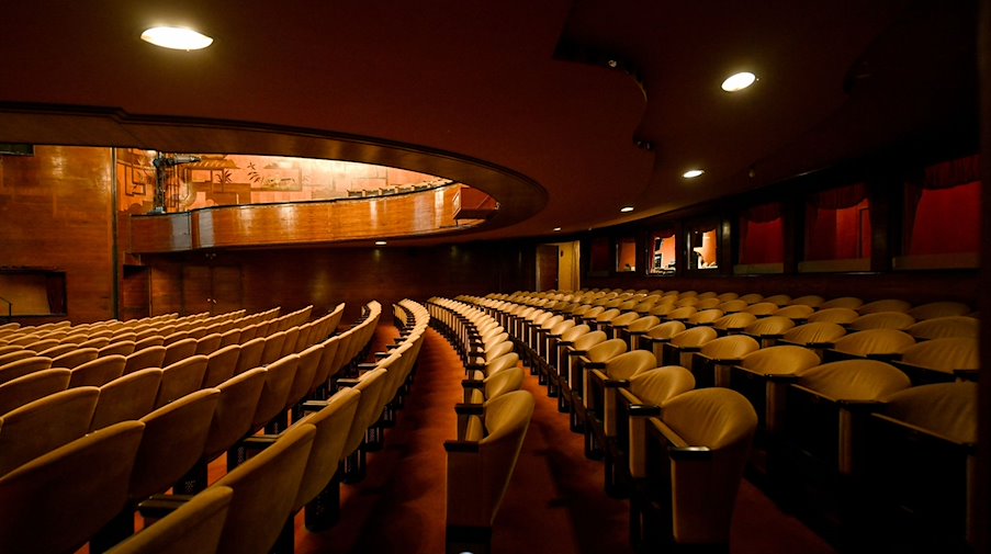 Blick in den Zuschauerraum in einem Theater. / Foto: Britta Pedersen/dpa/Symbolbild