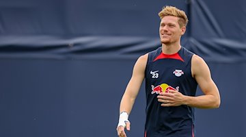 Leipzigs Spieler Marcel Halstenberg kommt zur Trainingseinheit. / Foto: Jan Woitas/dpa