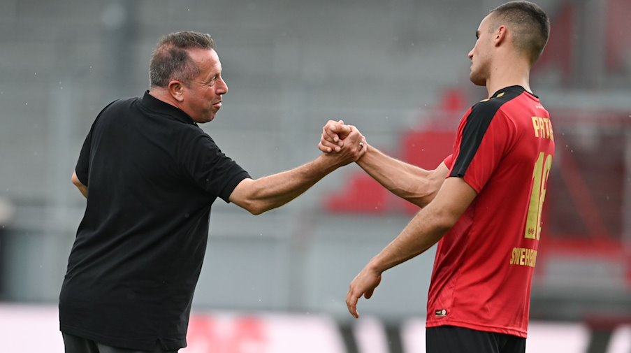 Wiesbadens Cheftrainer Markus Kauczinski (l) bedankt sich nach dem Spiel beim Torschützen Ivan Prtajin. / Foto: Arne Dedert/dpa