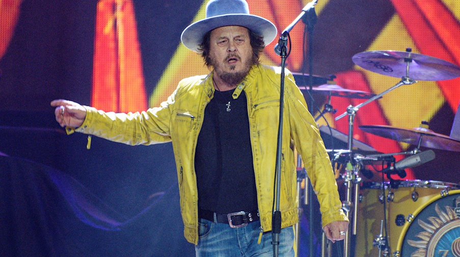 Der Sänger Zucchero steht vor einem Konzert der Rolling Stones in der Veltins Arena auf der Bühne. / Foto: Henning Kaiser/dpa/Archivbild