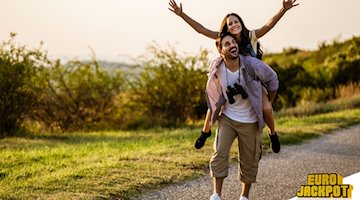 „Passiert“ Glück einfach mit uns – oder können wir es selbst beeinflussen? In den Wirtschaftswissenschaften wird intensiv über das sogenannte aktive Glück diskutiert. Doch was hat es damit auf sich?