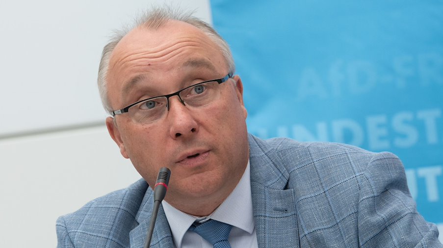 Sachsens Justizministerium hat eine Disziplinarklage gegen den früheren AfD-Bundestagsabgeordneten Jens Maier erhoben. / Foto: Paul Zinken/dpa/Archivbild