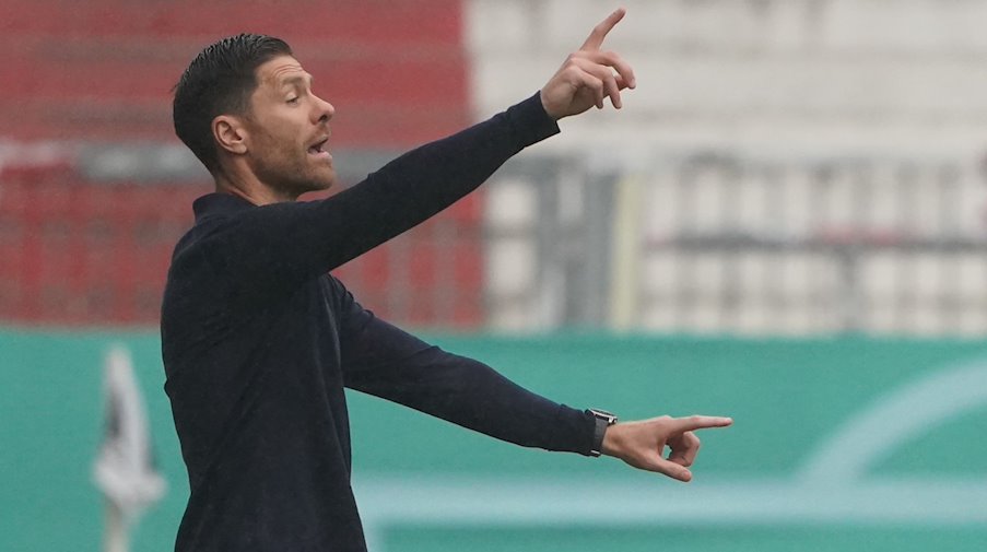 Leverkusens Trainer Xabi Alonso gestikuliert am Spielfeldrand. / Foto: Marcus Brandt/dpa