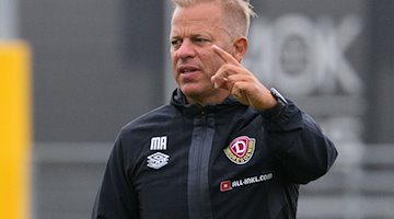 Dynamo Trainer Markus Anfang gestikuliert. / Foto: Robert Michael/dpa