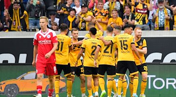 Dresdner Spieler feiern das 3:1 / Foto: Matthias Rietschel/dpa
