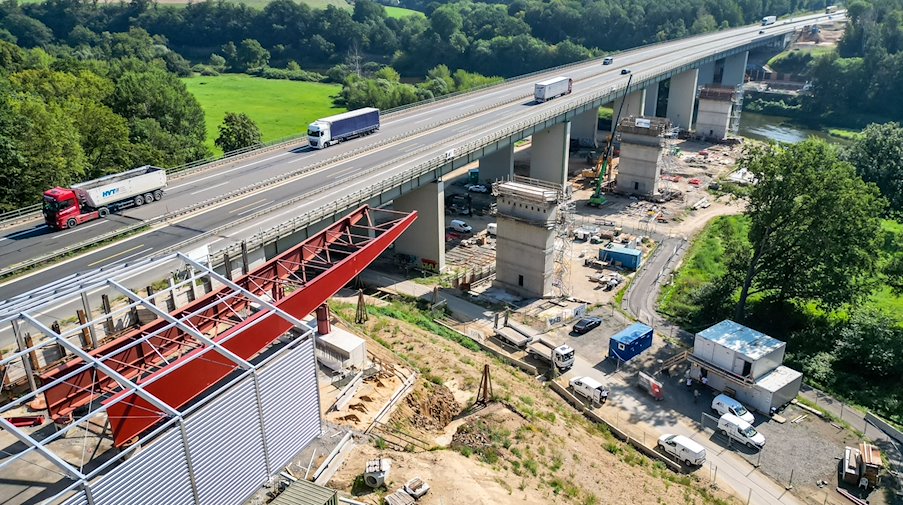 Die Bauarbeiten für den Ersatzneubau der Muldebrücke an der A14 laufen. / Foto: Jan Woitas/dpa