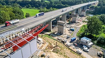 Die Bauarbeiten für den Ersatzneubau der Muldebrücke an der A14 laufen. / Foto: Jan Woitas/dpa