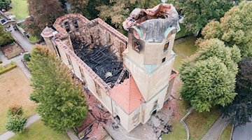 Die Ruine der evangelischen Stadtkirche in Großröhrsdorf nach einem Großbrand, / Foto: Sebastian Kahnert/dpa