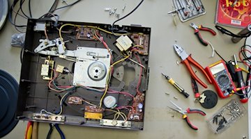 Elektrogeräte lassen sich oft reparieren. / Foto: Daniel Karmann/dpa/dpa-tmn