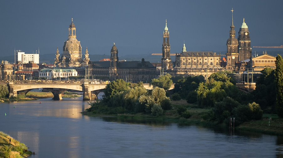 Brightly lit is the backdrop of the old town in the light of the setting sun / Photo: Sebastian Kahnert/dpa