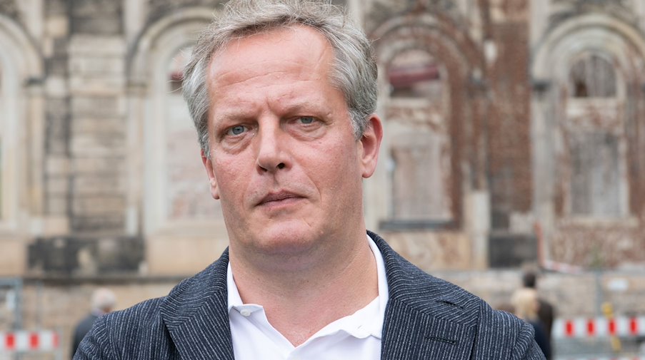 Daniel Marzona, Sohn des Kunstsammlers und Stifters Egidio Marzona, steht vor dem Blockhaus in Dresden. / Foto: Sebastian Kahnert/dpa-Zentralbild/dpa