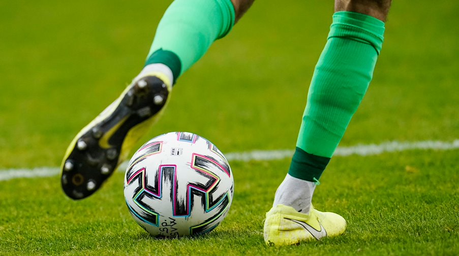 Ein Fußballspieler spielt den Ball. / Foto: Uwe Anspach/dpa/Symbolbild