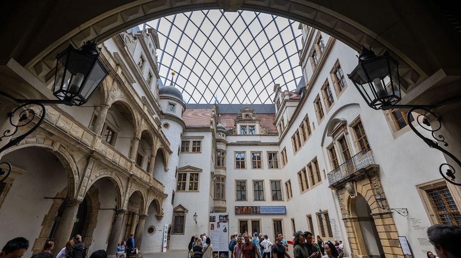 Blick auf den Eingang zum Grünen Gewölbe im Residenzschloss in Dresden. / Foto: Hendrik Schmidt/dpa