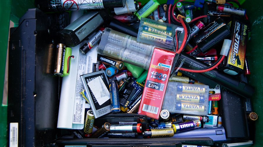 Alte Batterien und Akkus liegen in einem Sammelbehälter auf einem Recyclinghof. / Foto: Christian Charisius/dpa/Symbolbild