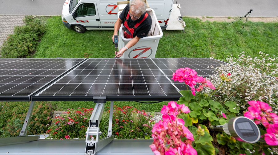 Peter Zettelmann is busy with final assembly work on a balcony power plant in Taucha. / Photo: Hendrik Schmidt/dpa