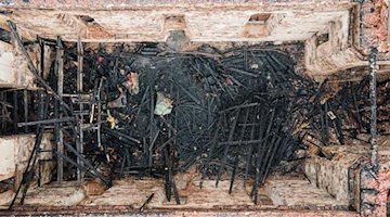 Die Ruine des Kirchenschiff der evangelischen Stadtkirche in Großröhrsdorf nach einem Großbrand. / Foto: Sebastian Kahnert/dpa