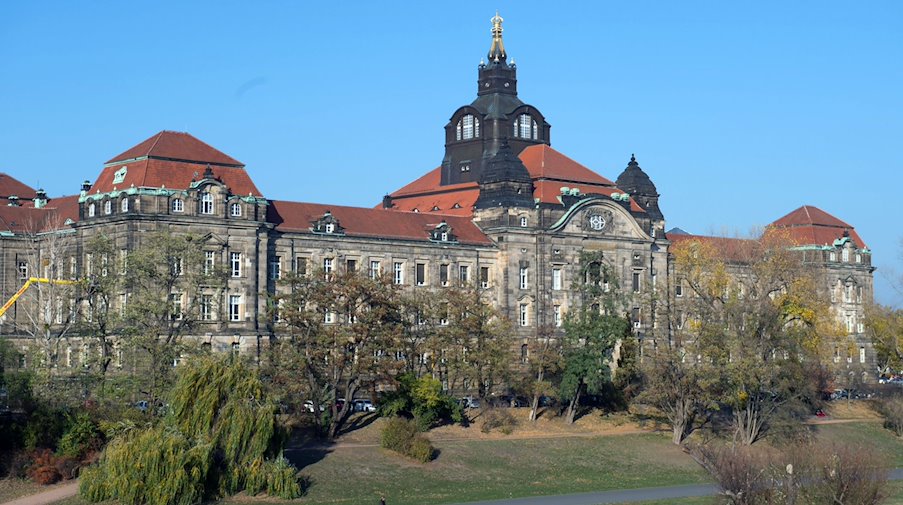 Die Sächsische Staatskanzlei, oberste Landesbehörde des Freistaates Sachsen und der Amtssitz des sächsischen Ministerpräsidenten. / Foto: Sebastian Kahnert/dpa-Zentralbild/ZB