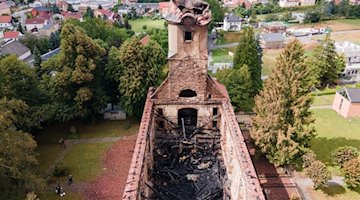 Die Ruine der evangelischen Stadtkirche in Großröhrsdorf nach einem Großbrand. / Foto: Sebastian Kahnert/dpa