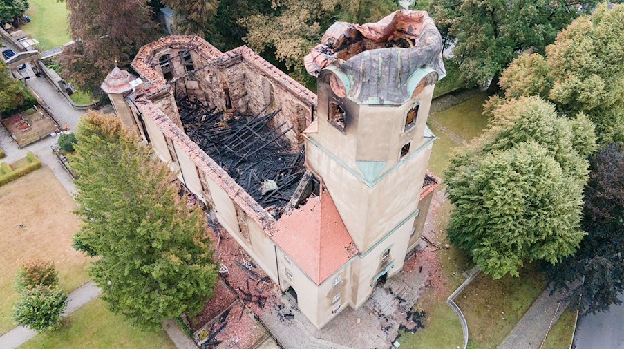 Die Ruine der evangelischen Stadtkirche in Großröhrsdorf nach einem Großbrand. / Foto: Sebastian Kahnert/dpa