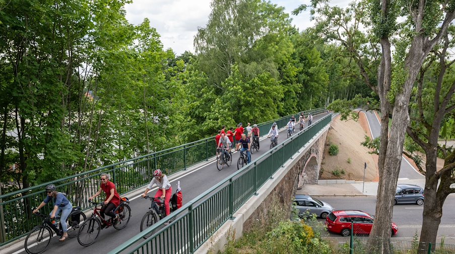 Radfahrerinnen und Radfahrer sind auf einem neuen Premium-Radweg in Chemnitz unterwegs. / Foto: Hendrik Schmidt/dpa