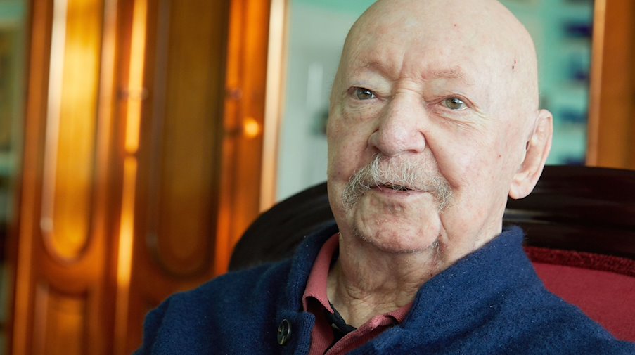 Der Schriftsteller Günter Kunert (1929-2019) sitzt während eines Interviews in seinem Haus. / Foto: Georg Wendt/dpa