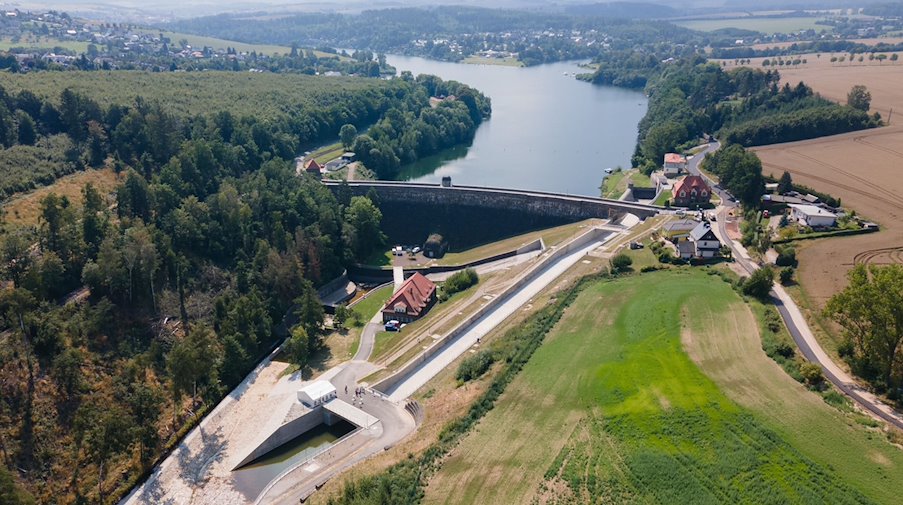 Die 110 Jahre alte Talsperre Malter ist nach umfangreicher Sanierung für den Hochwasserschutz wieder fit. / Foto: Sebastian Kahnert/dpa