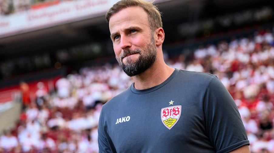 Stuttgarts Trainer Sebastian Hoeneß steht vor dem Spiel im Stadion. / Foto: Tom Weller/dpa