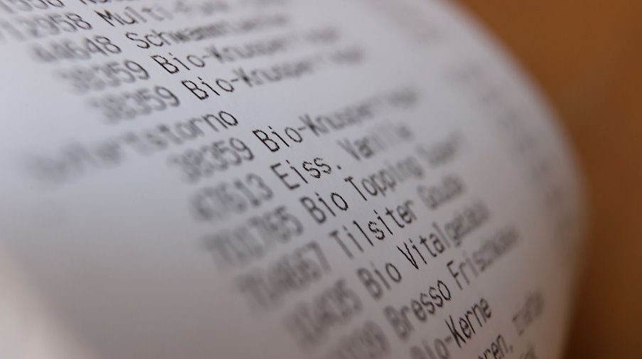 Auf dem Kassenbon eines Discounters sind verschiedene Lebensmittel aufgelistet. / Foto: Karl-Josef Hildenbrand/dpa/Illustration