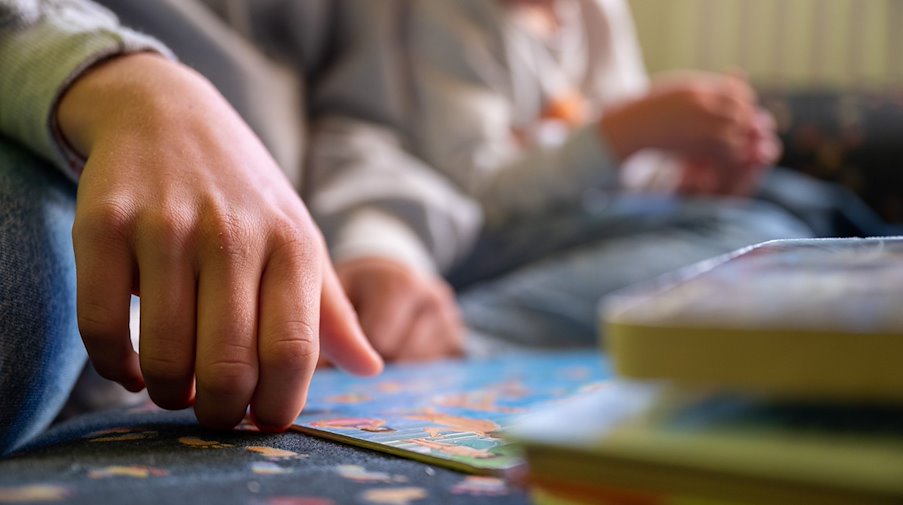 Eine Praktikantin liest in einer Kita Kindern vor.. / Foto: Sebastian Gollnow/dpa/Illustration