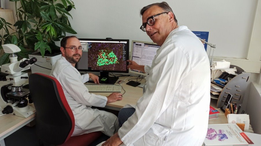 Dr. med. Ulrich Sommer (links) und Klinikdirektor Prof. Dr. Baretton (rechts)