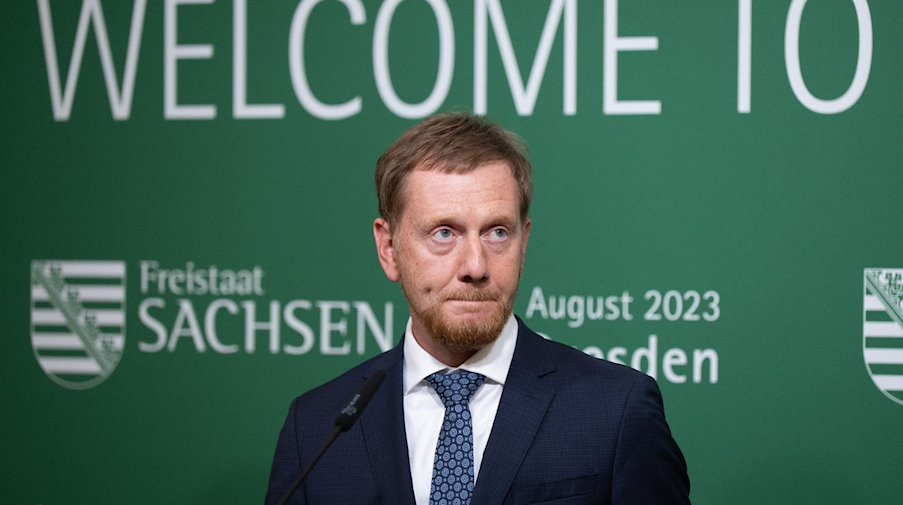 Michael Kretschmer (CDU), Ministerpräsident von Sachsen, nimmt an einer Pressekonferenz teil. / Foto: Sebastian Kahnert/dpa