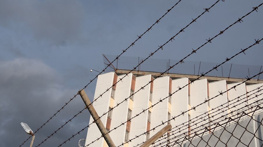 Ein Stacheldrahtzaun umzäunt das Gelände einer Justizvollzugsanstalt / Foto: Bernd Weißbrod/dpa/Symbolbild