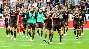 Sankt Paulis Spieler bedanken sich beim Publikum. / Foto: Axel Heimken/dpa