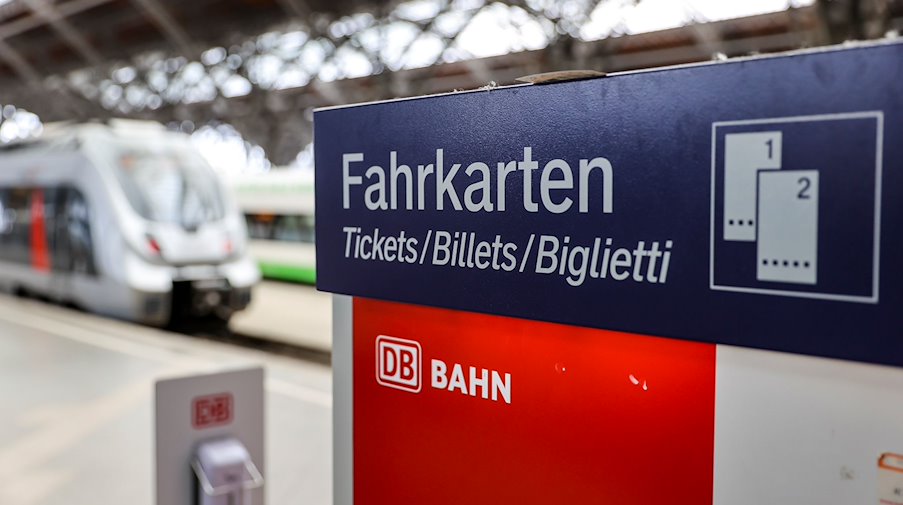 A Deutsche Bahn ticket vending machine stands at a train station. / Photo: Jan Woitas/dpa/Symbolbild