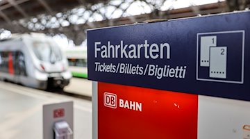 A Deutsche Bahn ticket vending machine stands at a train station. / Photo: Jan Woitas/dpa/Symbolbild