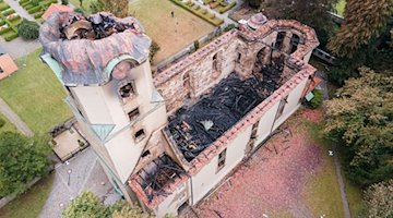 Die Ruine der evangelischen Stadtkirche in Großröhrsdorf nach einem Großbrand (Luftaufnahme mit einer Drohne). / Foto: Sebastian Kahnert/dpa