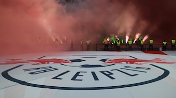 Finale im Olympiastadion, roter Rauch aus Pyrotechnik verbirgt die Tribüne. / Foto: Jan Woitas/dpa/Archivbild