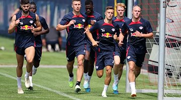 Leipzigs Spieler laufen beim Training über den Platz. / Foto: Jan Woitas/dpa/Archivbild