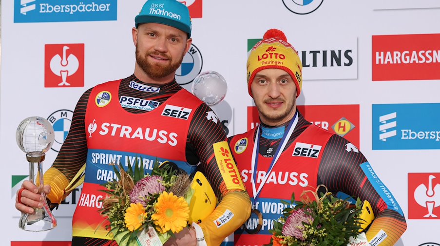 Toni Eggert und Sascha Benecken stehen auf dem Podium bei einer Siegerehrung in Winterberg. / Foto: Friso Gentsch/dpa/Archivbild