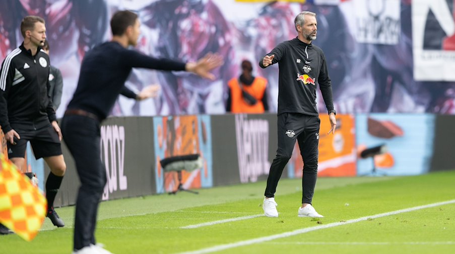 Leverkusens Trainer Xabi Alonso (l) und Leipzigs Trainer Marco Rose gestikulieren während des Spiels. / Foto: Sebastian Kahnert/Deutsche Presse-Agentur GmbH/dpa/Archivbild