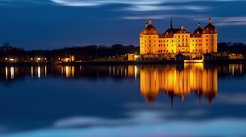 Das beleuchtete Schloss Moritzburg. / Foto: Monika Skolimowska/ZB/dpa