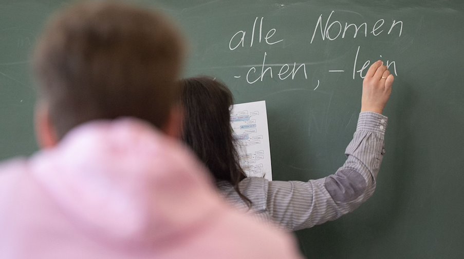 Ein Schüler sitzt in einem Klassenzimmer. / Foto: Marijan Murat/dpa/Symbolbild