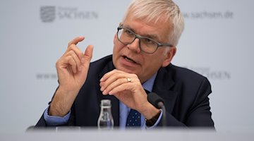 Hartmut Vorjohann spricht während einer Kabinetts-Pressekonferenz. / Foto: Robert Michael/dpa-Zentralbild/dpa/Archivbild