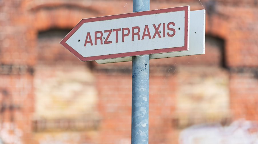 Ein Schild weist den Weg zu einer Arztpraxis. / Foto: Soeren Stache/dpa-Zentralbild/ZB/Symbolbild