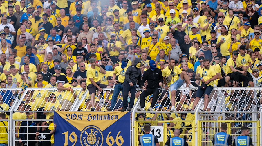 Fans von Lok Leipzig reagieren im Stadion. / Foto: Hendrik Schmidt/dpa