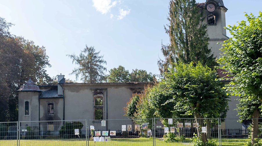 Die Ermittlungen zum Feuer in der Stadtkirche Großröhrsdorf gehen weiter. / Foto: Daniel Schäfer/dpa